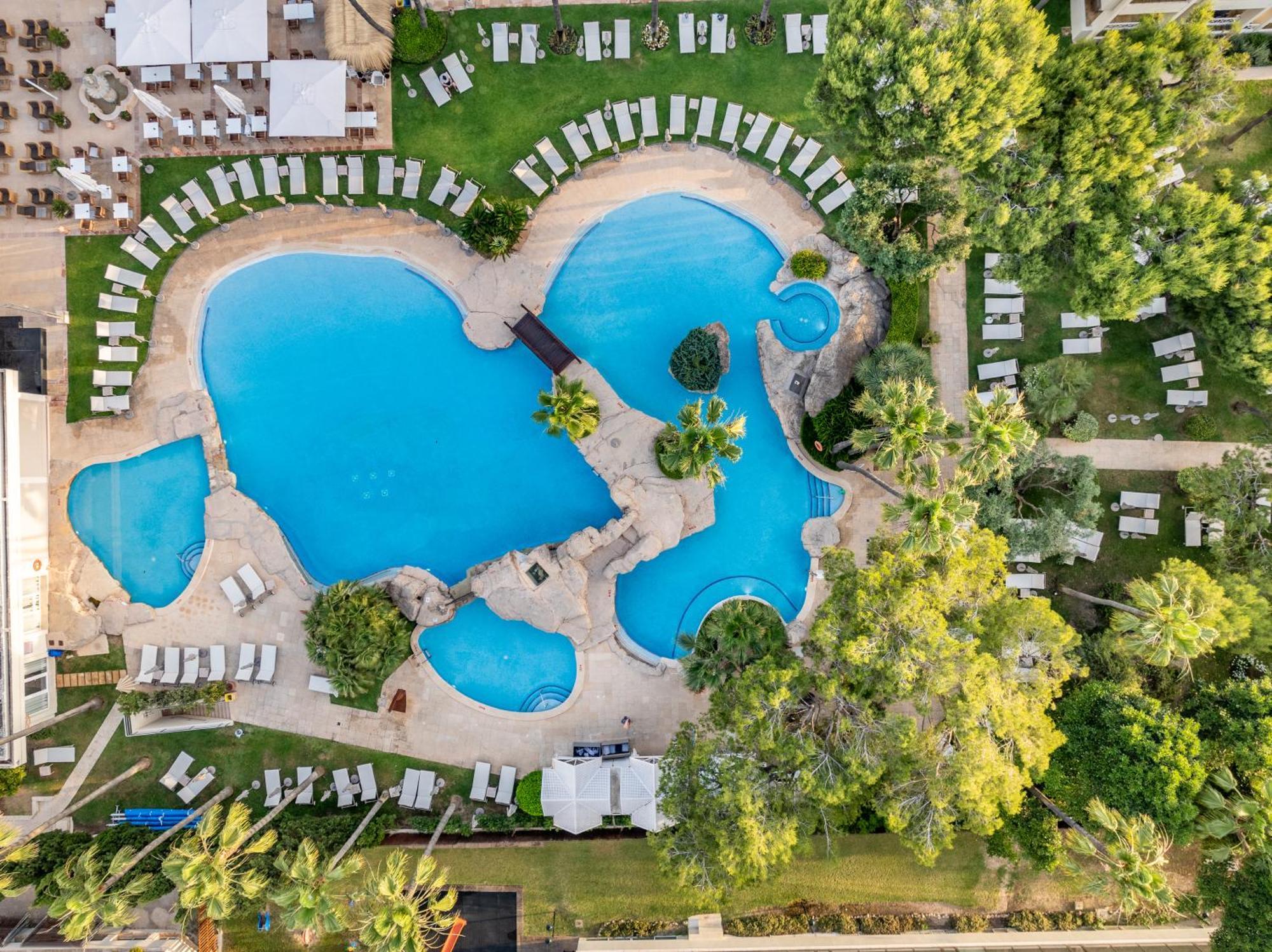 Grupotel Parc Natural & Spa Playa de Muro  Exteriér fotografie Aerial view of the pool