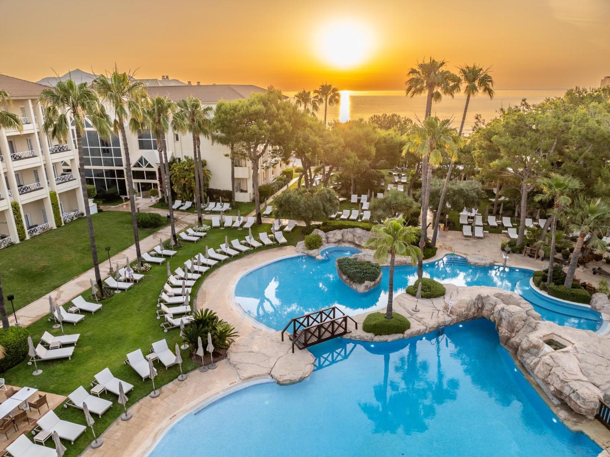 Grupotel Parc Natural & Spa Playa de Muro  Exteriér fotografie Sunset at the hotel