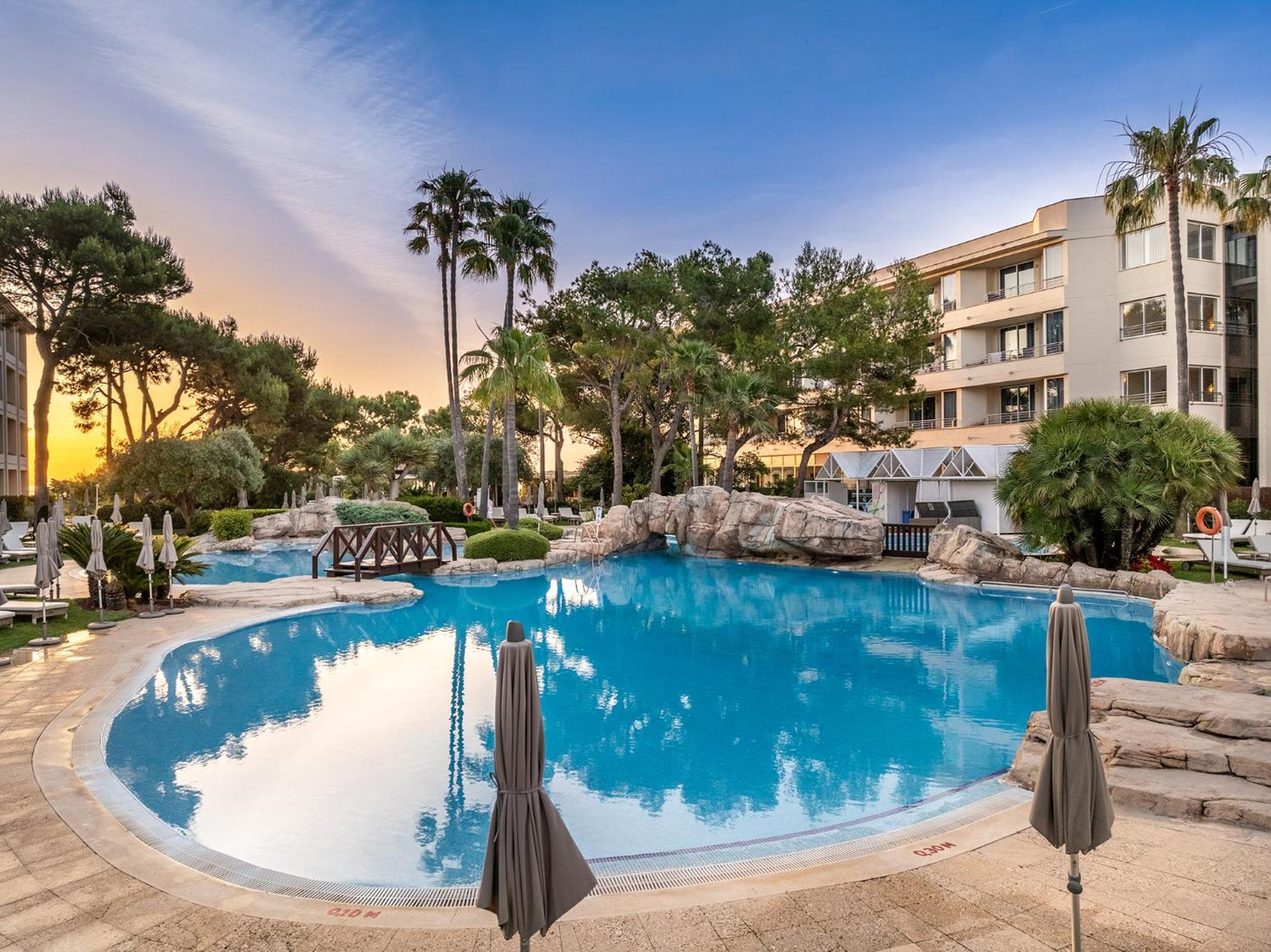 Grupotel Parc Natural & Spa Playa de Muro  Exteriér fotografie The pool at the hotel