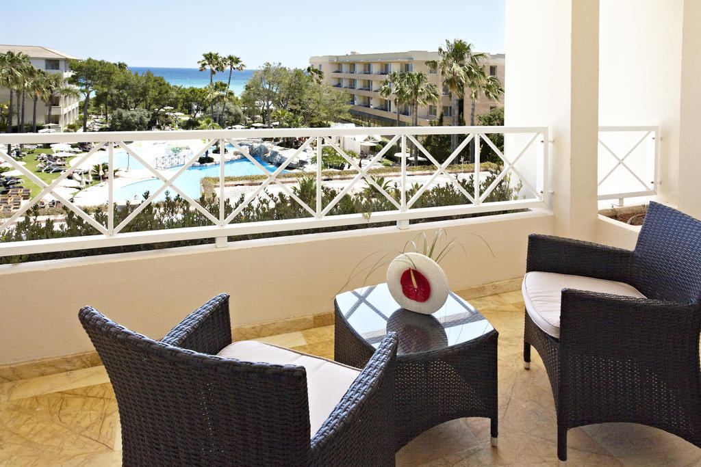 Grupotel Parc Natural & Spa Playa de Muro  Pokoj fotografie A balcony at the Hilton Nicosia